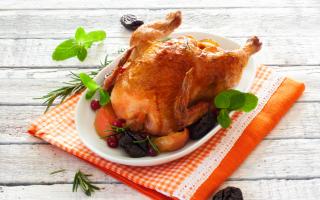 Курица в фольге в духовке - румяная кожица и сочное мясо