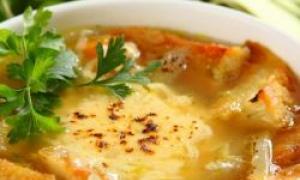 Находка для гурманов: луковый суп, заправленный плавленым сыром